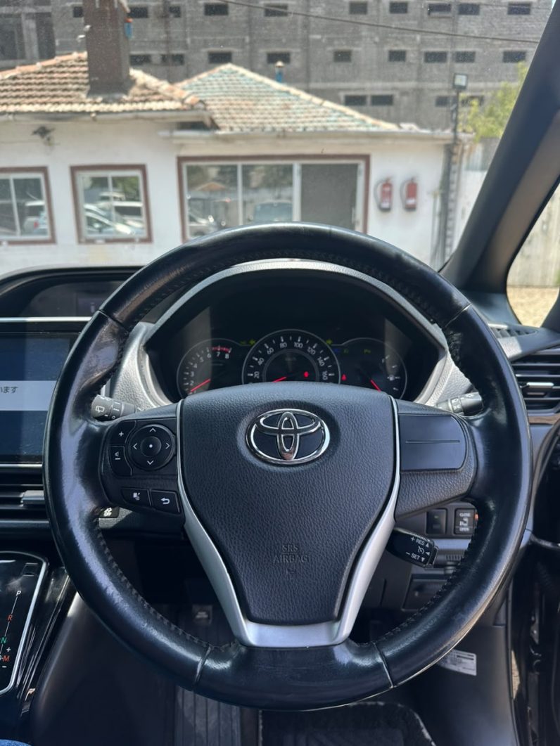 
								TOYOTA NOAH full									