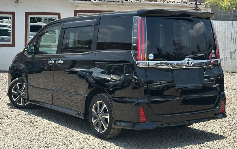
								TOYOTA NOAH full									