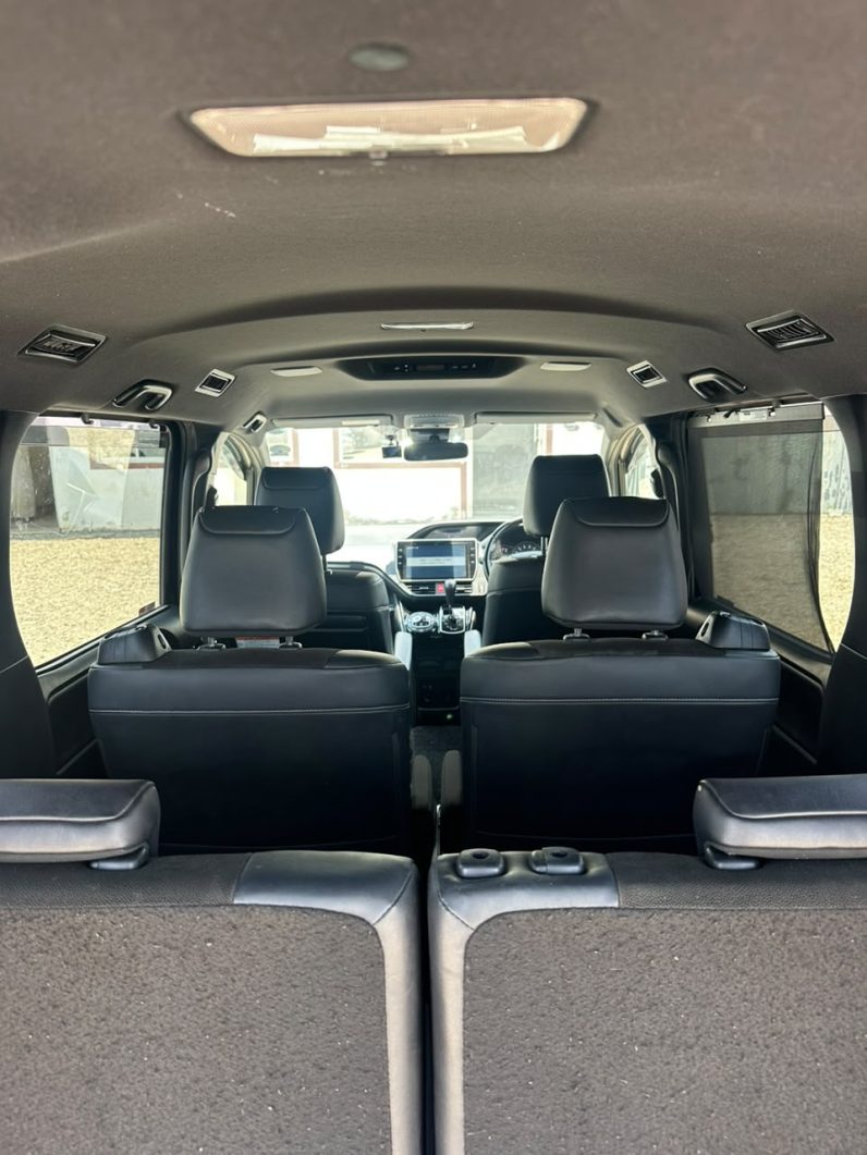 
								TOYOTA NOAH full									