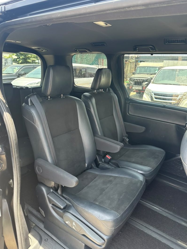 
								TOYOTA NOAH full									