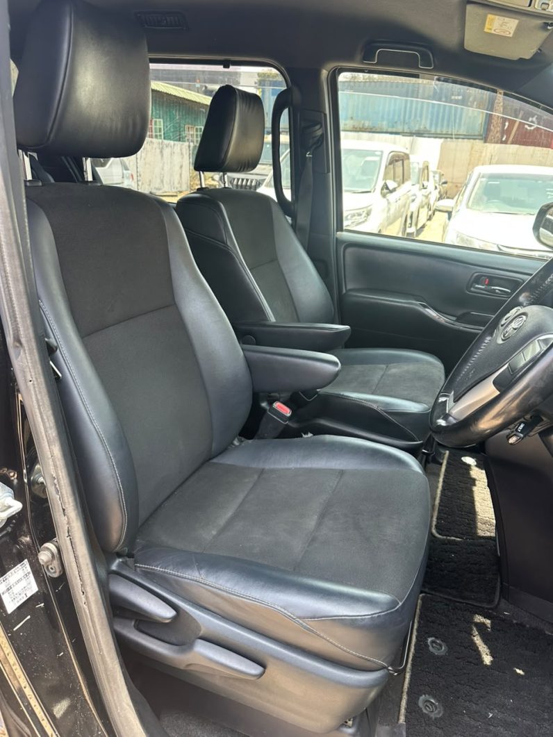 
								TOYOTA NOAH full									