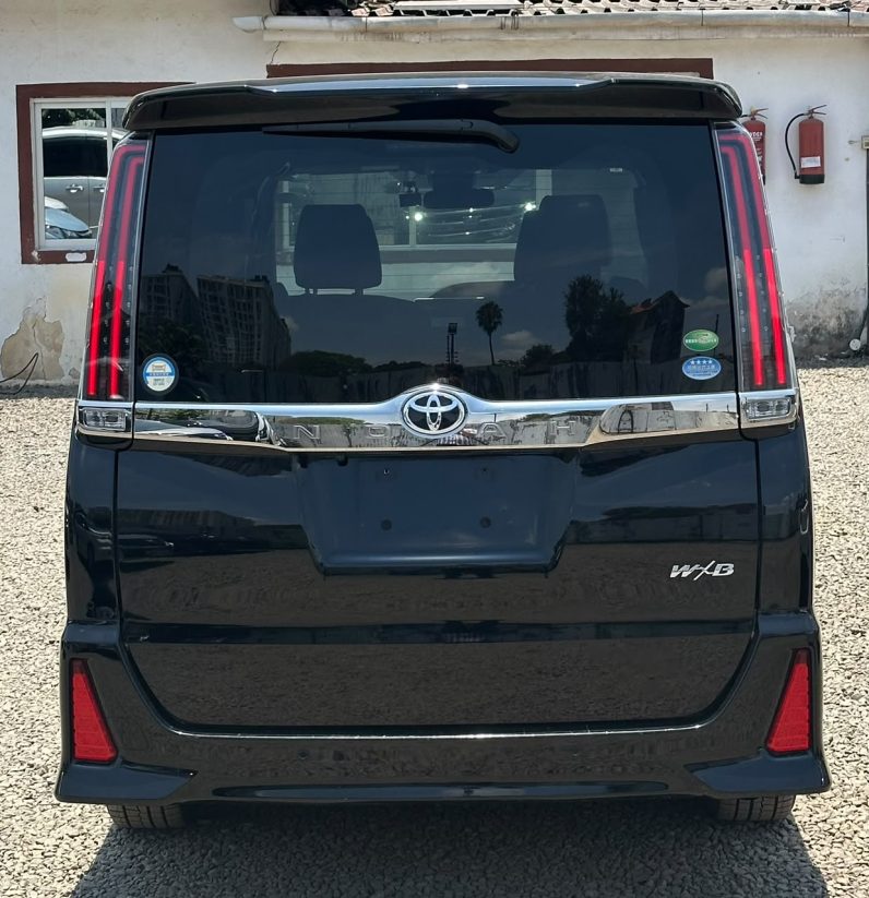 
								TOYOTA NOAH full									
