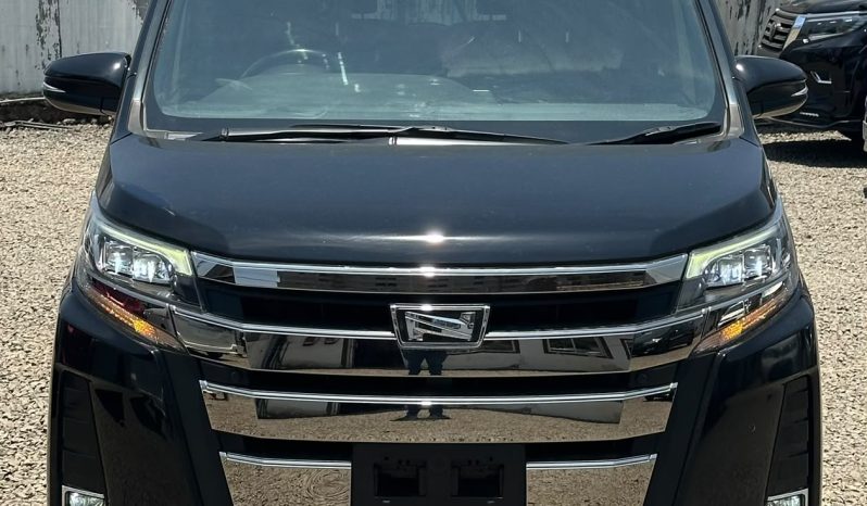 
								TOYOTA NOAH full									