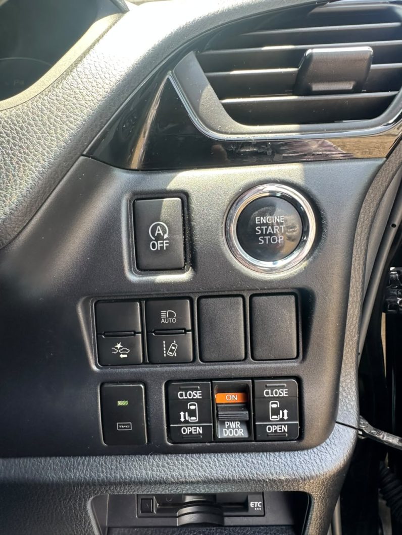 
								TOYOTA NOAH full									