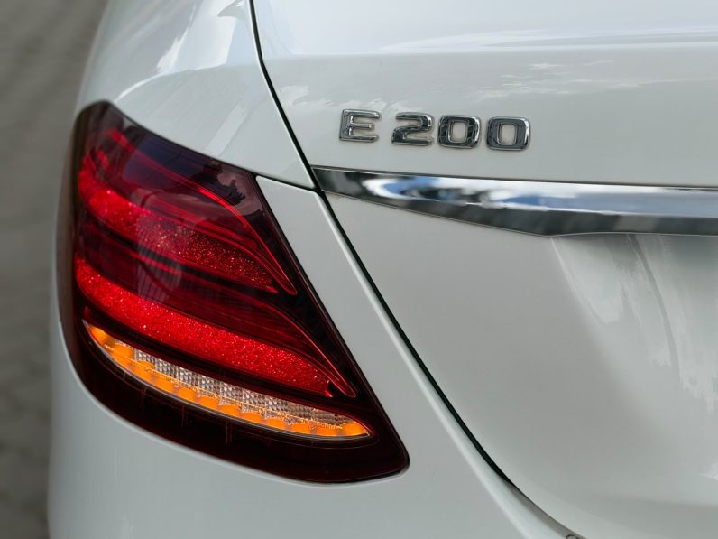 
								Mercedes Benz E200 full									