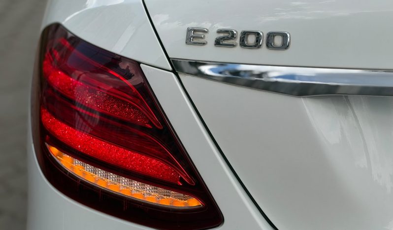 
								Mercedes Benz E200 full									