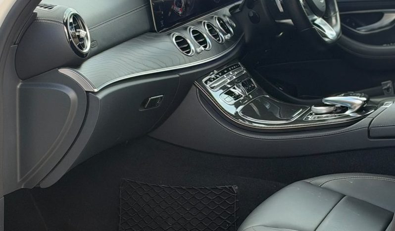 
								Mercedes Benz E200 full									