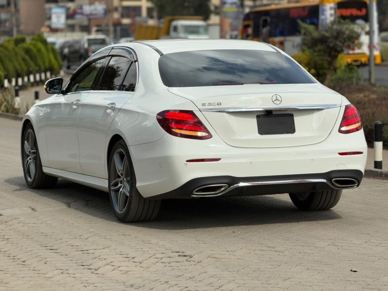 
								Mercedes Benz E200 full									