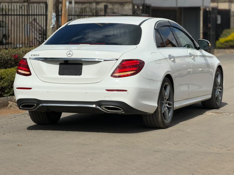 
								Mercedes Benz E200 full									