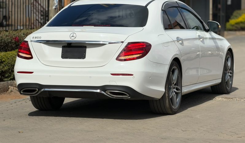 
								Mercedes Benz E200 full									