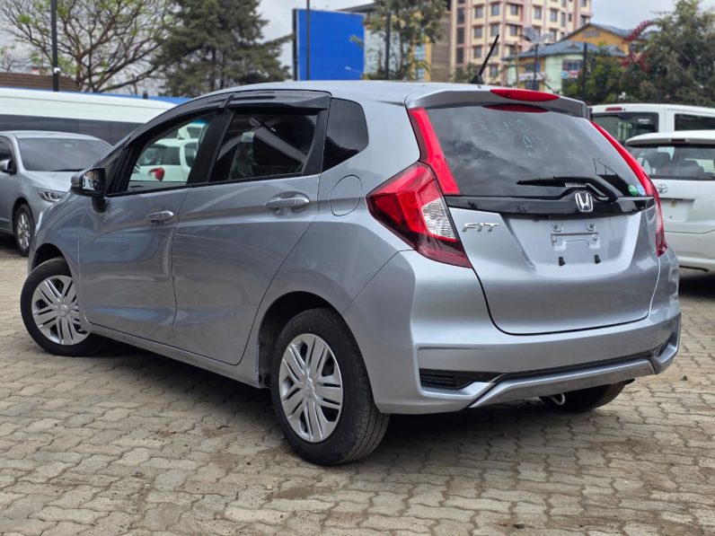 
								Honda Fit full									