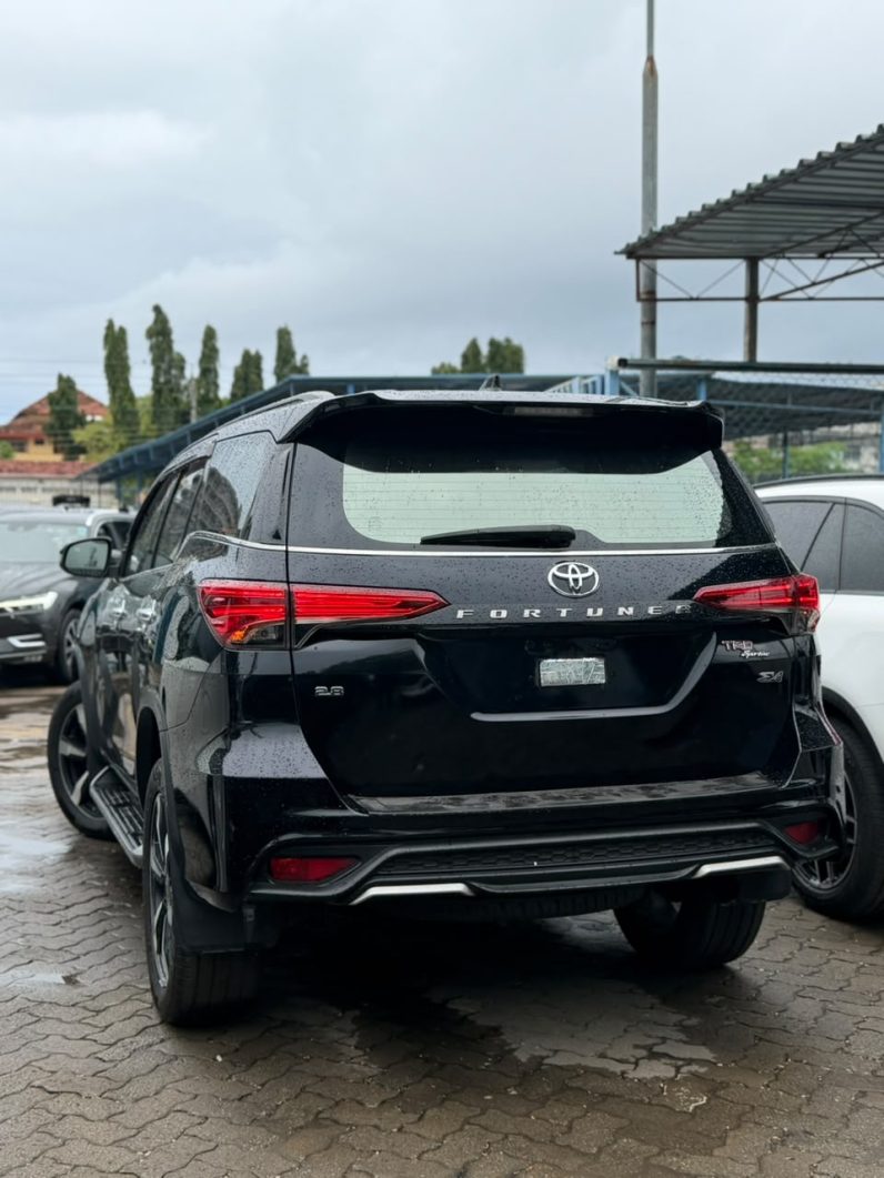 
								Toyota Fortuner full									