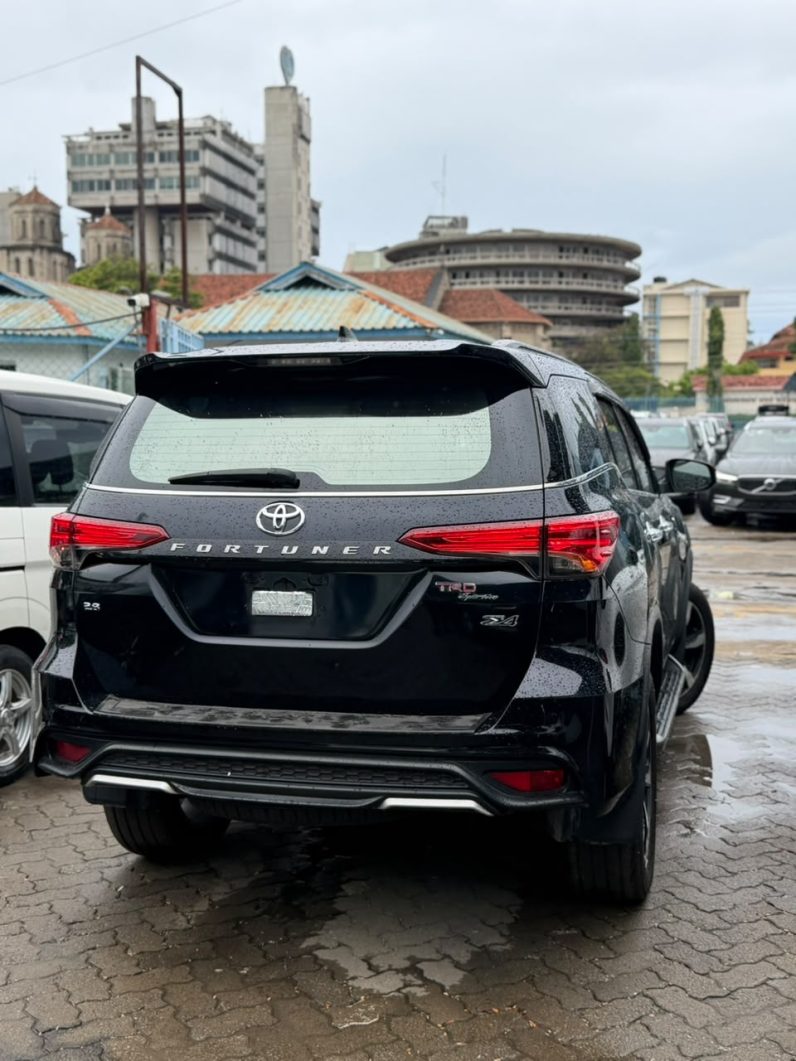 
								Toyota Fortuner full									