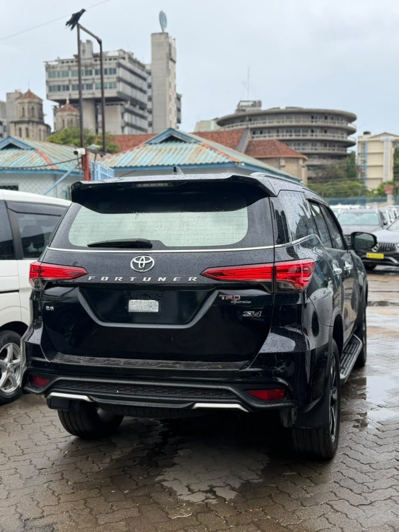
								Toyota Fortuner full									