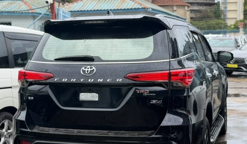 
								Toyota Fortuner full									