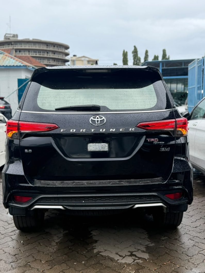 
								Toyota Fortuner full									