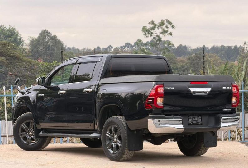 
								Toyota Hilux full									