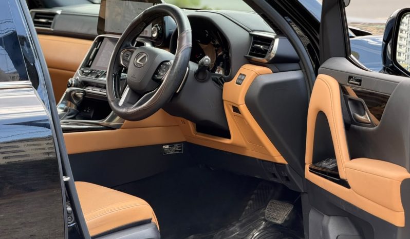 
								Lexus LX600 full									