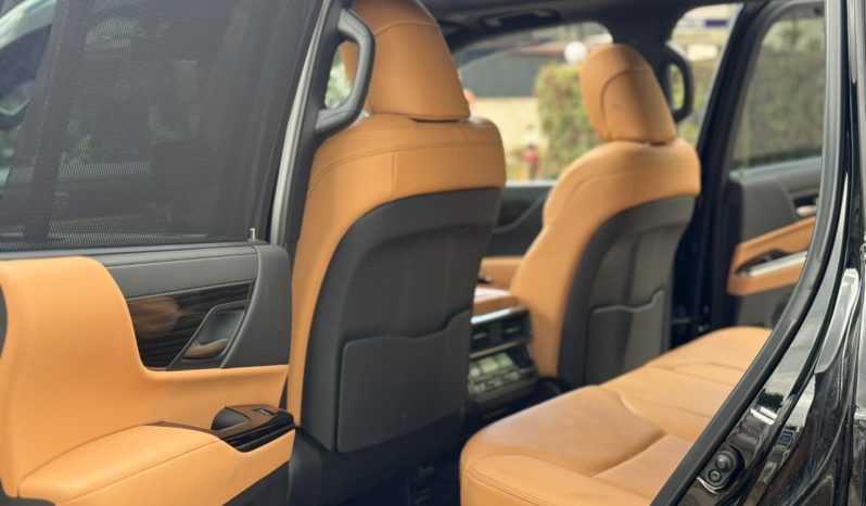 
								Lexus LX600 full									