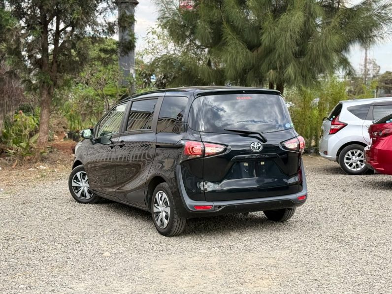 
								Toyota Sienta full									