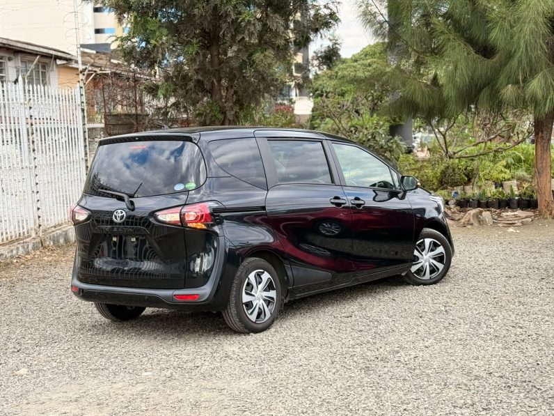 
								Toyota Sienta full									