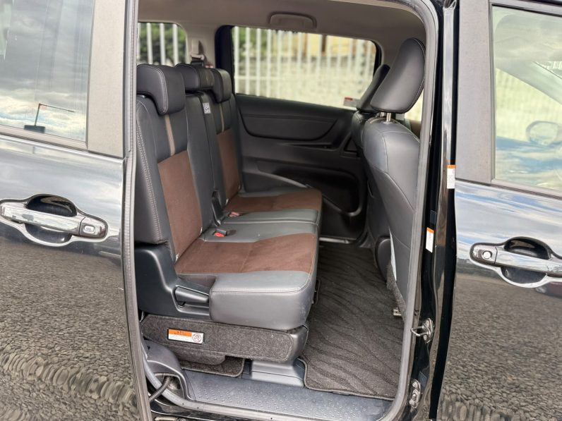 
								Toyota Sienta full									
