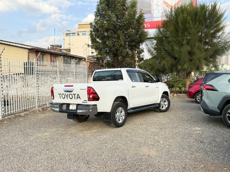 
								Toyota Hilux full									