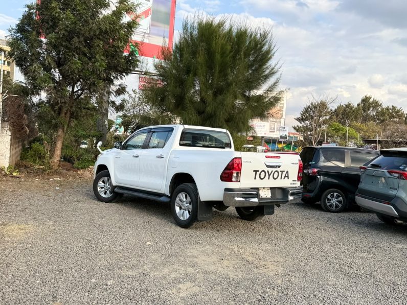 
								Toyota Hilux full									