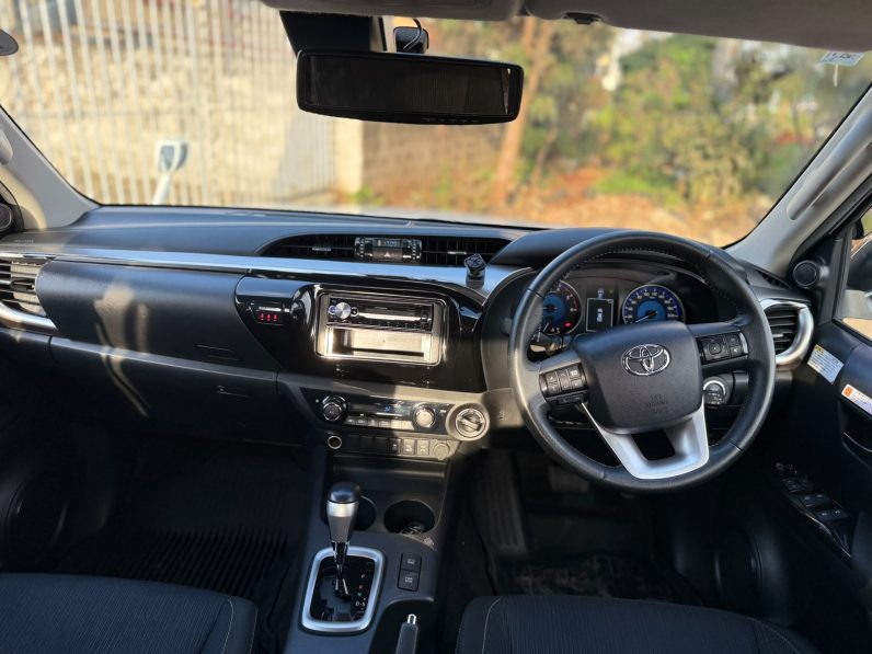 
								Toyota Hilux full									