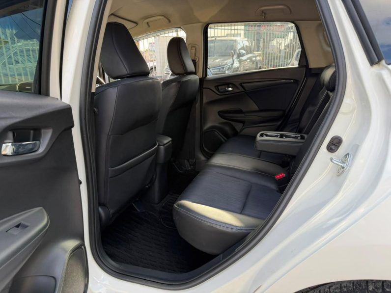 
								Honda Fit shuttle Z full									