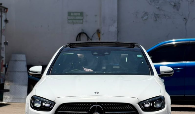 
								Mercedes Benz E200 full									