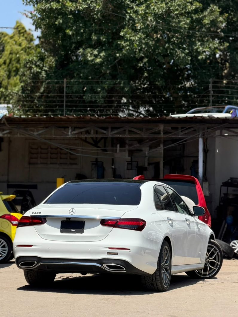 
								Mercedes Benz E200 full									