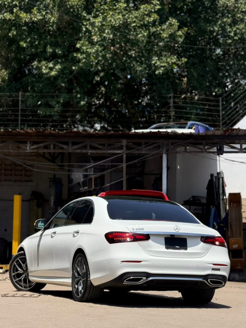 
								Mercedes Benz E200 full									