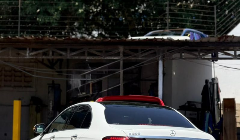 
								Mercedes Benz E200 full									
