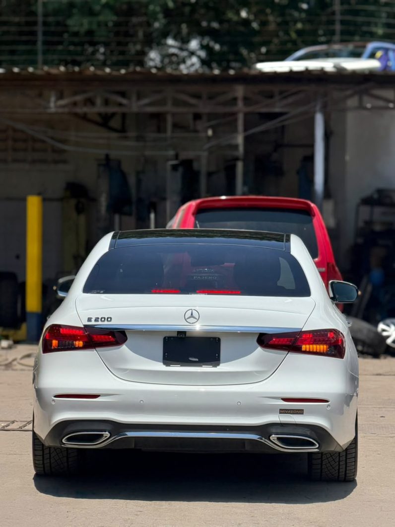
								Mercedes Benz E200 full									