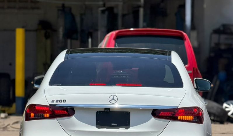 
								Mercedes Benz E200 full									