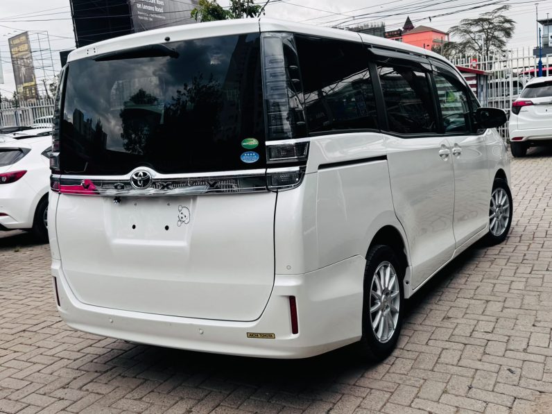 
								Toyota Voxy full									