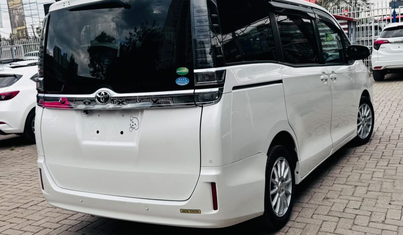 
								Toyota Voxy full									
