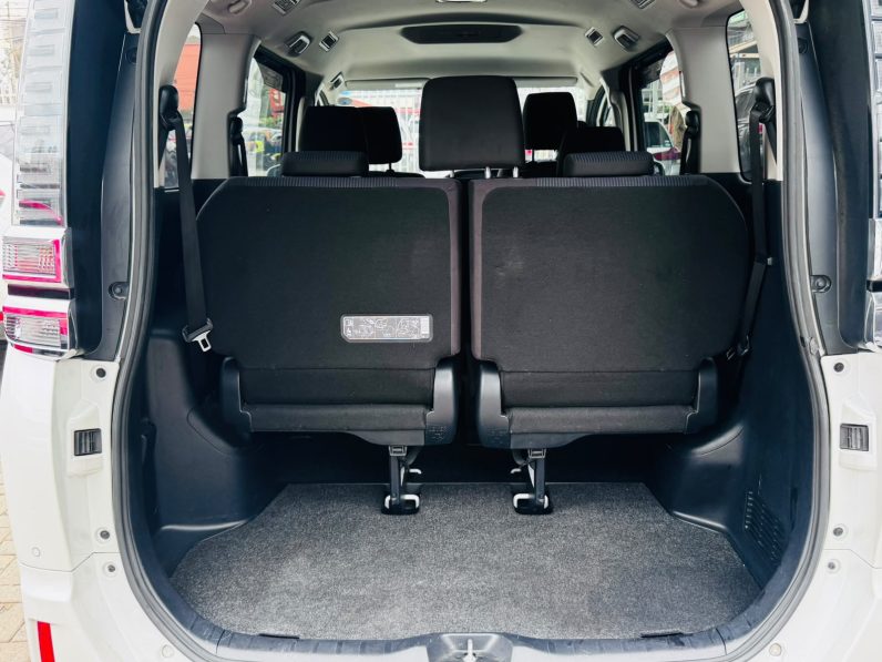 
								Toyota Voxy full									