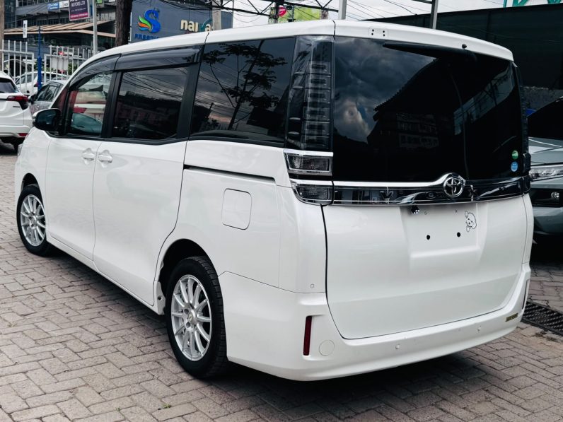 
								Toyota Voxy full									