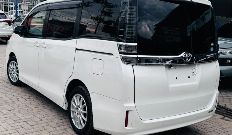 
								Toyota Voxy full									
