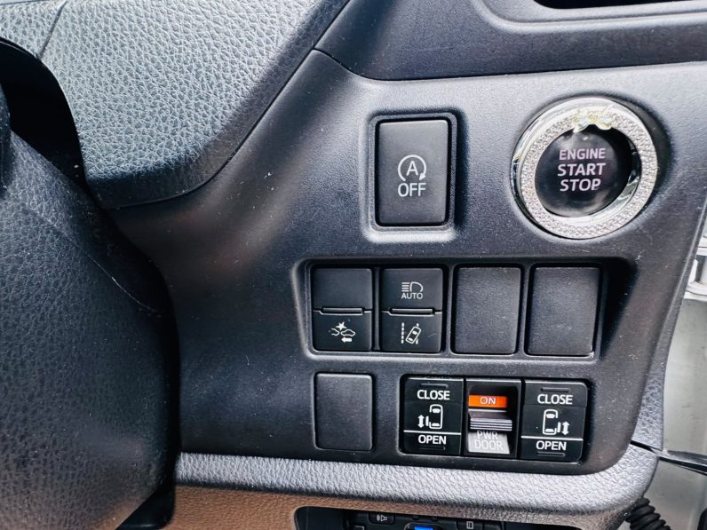 
								Toyota Voxy full									