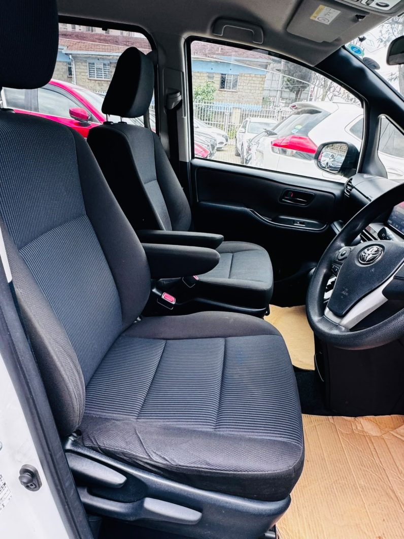 
								Toyota Voxy full									
