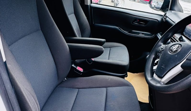 
								Toyota Voxy full									