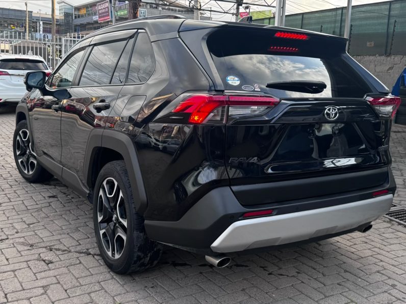 
								Toyota RAV4 full									