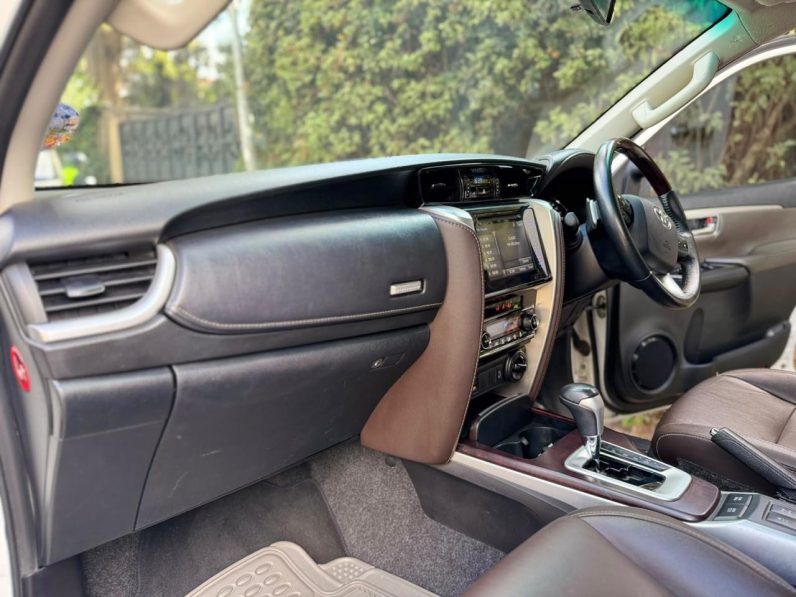 
								Toyota Fortuner full									