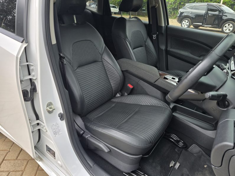 
								Nissan Note E13 Aura full									