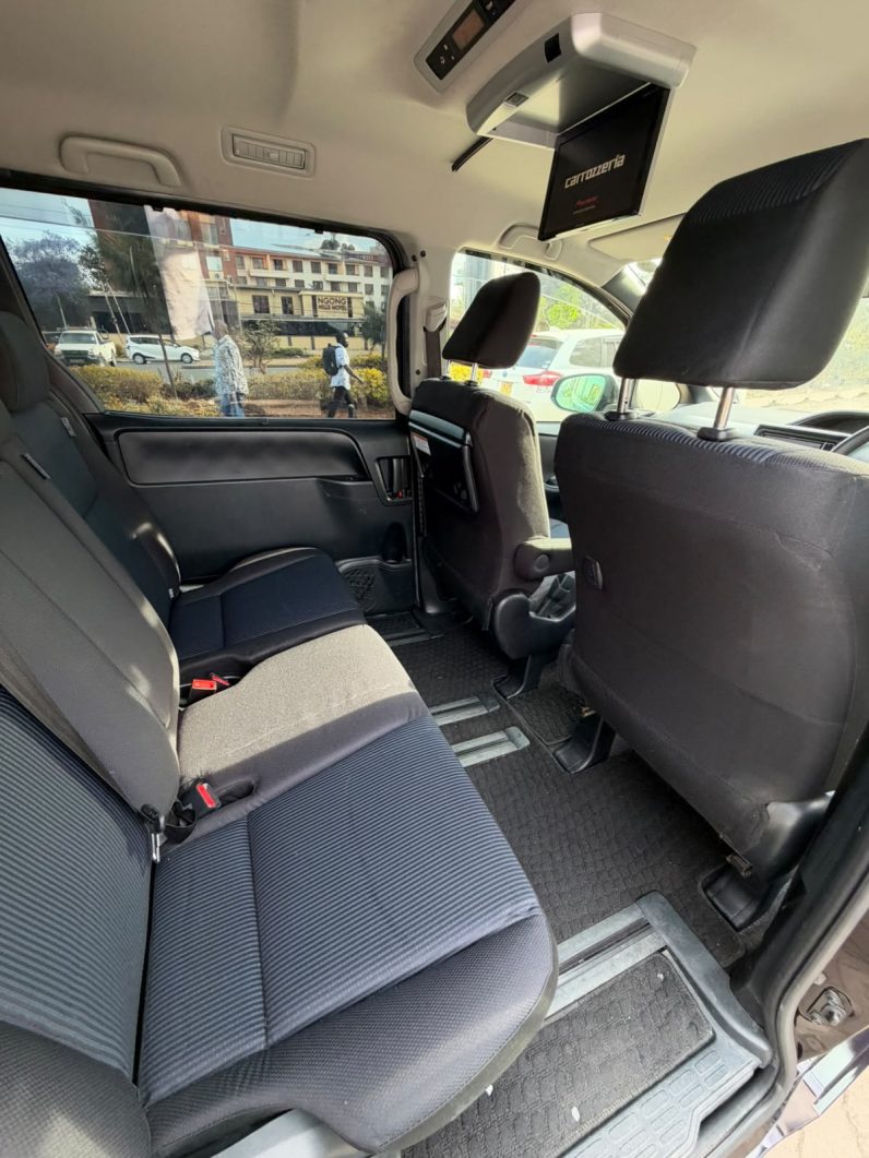 
								Toyota Noah full									